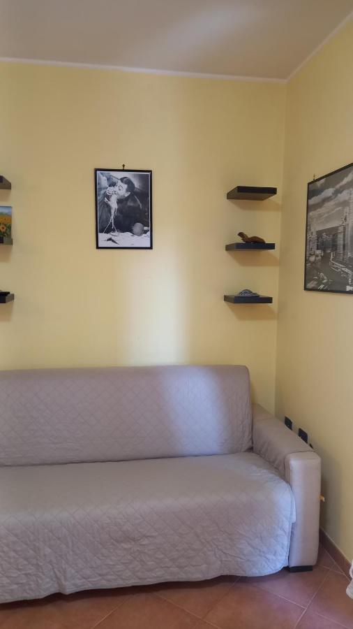 Domus Claudio Apartment Fiumicino Bagian luar foto